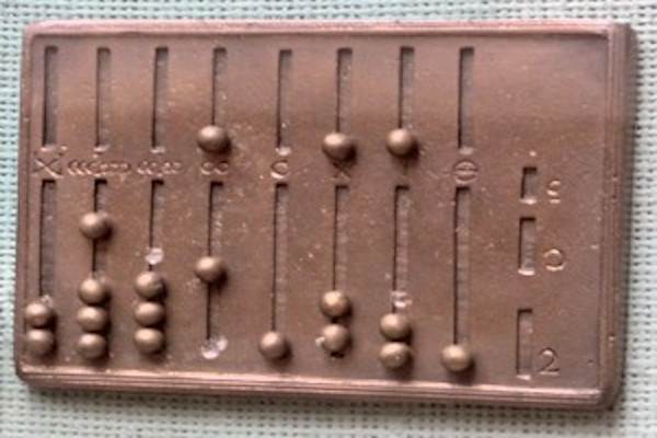 Abakus – deska z wyżłobionymi rowkami, które symbolizowały kolejne potęgi dziesięciu. 